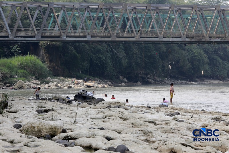 Musim kemarau mulai berdampak pada menyusutnya debit Sungai Cisadane yang melintasi Desa Kampung Sawah, Kecamatan Rumpin, Kabupaten Bogor, Jawa Barat, Senin (20/7/2026). (CNBC Indonesia/Muhammad Sabki)
