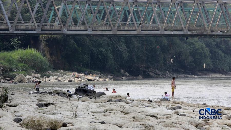 Musim kemarau mulai berdampak pada menyusutnya debit Sungai Cisadane yang melintasi Desa Kampung Sawah, Kecamatan Rumpin, Kabupaten Bogor, Jawa Barat, Senin (20/7/2026). (CNBC Indonesia/Muhammad Sabki)