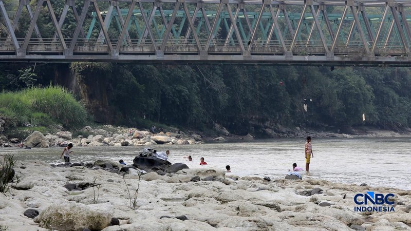 Musim kemarau mulai berdampak pada menyusutnya debit Sungai Cisadane yang melintasi Desa Kampung Sawah, Kecamatan Rumpin, Kabupaten Bogor, Jawa Barat, Senin (20/7/2026). (CNBC Indonesia/Muhammad Sabki)