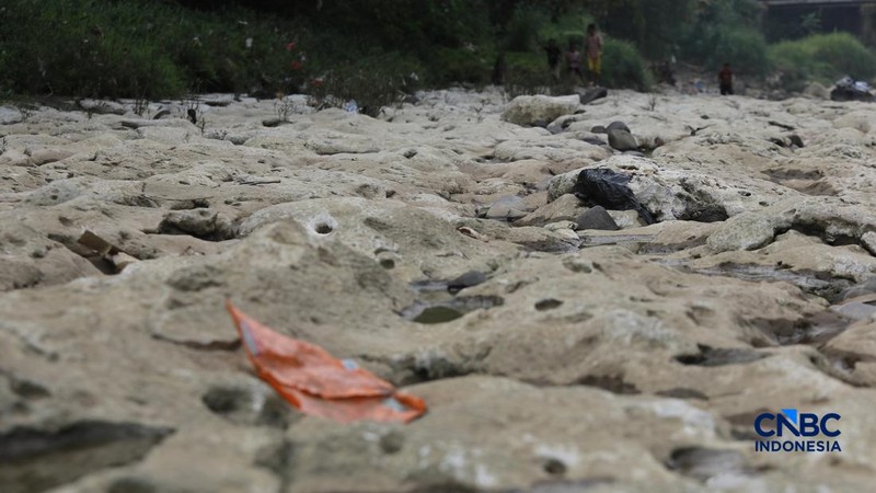 Musim kemarau mulai berdampak pada menyusutnya debit Sungai Cisadane yang melintasi Desa Kampung Sawah, Kecamatan Rumpin, Kabupaten Bogor, Jawa Barat, Senin (20/7/2026). (CNBC Indonesia/Muhammad Sabki)