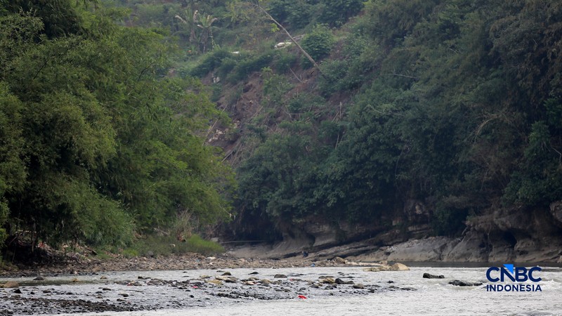 Musim kemarau mulai berdampak pada menyusutnya debit Sungai Cisadane yang melintasi Desa Kampung Sawah, Kecamatan Rumpin, Kabupaten Bogor, Jawa Barat, Senin (20/7/2026). (CNBC Indonesia/Muhammad Sabki)