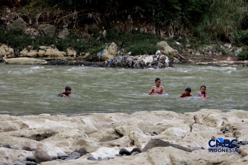 Musim kemarau mulai berdampak pada menyusutnya debit Sungai Cisadane yang melintasi Desa Kampung Sawah, Kecamatan Rumpin, Kabupaten Bogor, Jawa Barat, Senin (20/7/2026). (CNBC Indonesia/Muhammad Sabki)