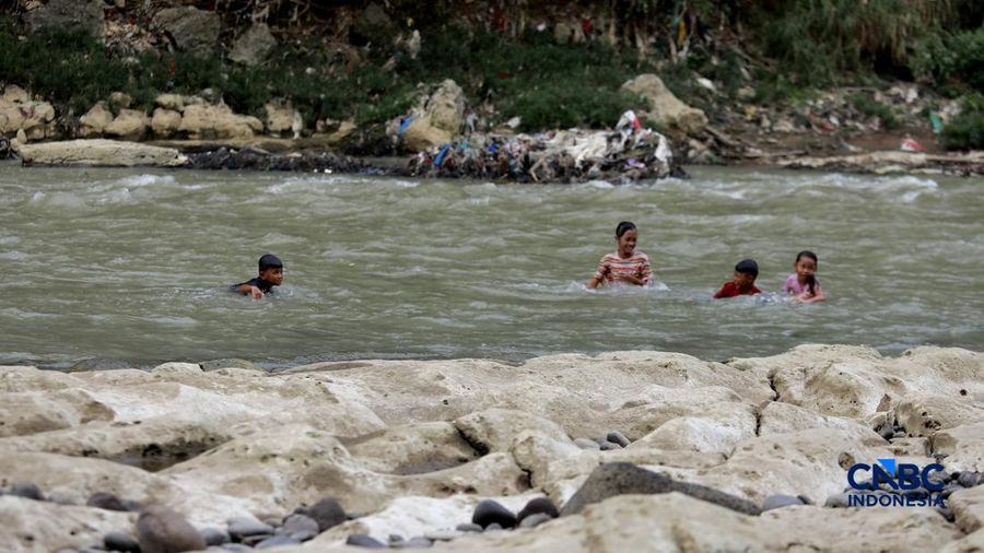 Musim kemarau mulai berdampak pada menyusutnya debit Sungai Cisadane yang melintasi Desa Kampung Sawah, Kecamatan Rumpin, Kabupaten Bogor, Jawa Barat, Senin (20/7/2026). (CNBC Indonesia/Muhammad Sabki)