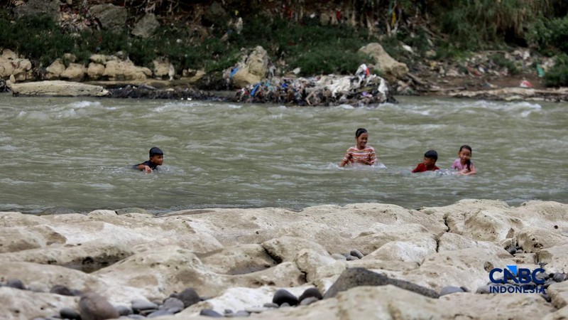 Musim kemarau mulai berdampak pada menyusutnya debit Sungai Cisadane yang melintasi Desa Kampung Sawah, Kecamatan Rumpin, Kabupaten Bogor, Jawa Barat, Senin (20/7/2026). (CNBC Indonesia/Muhammad Sabki)