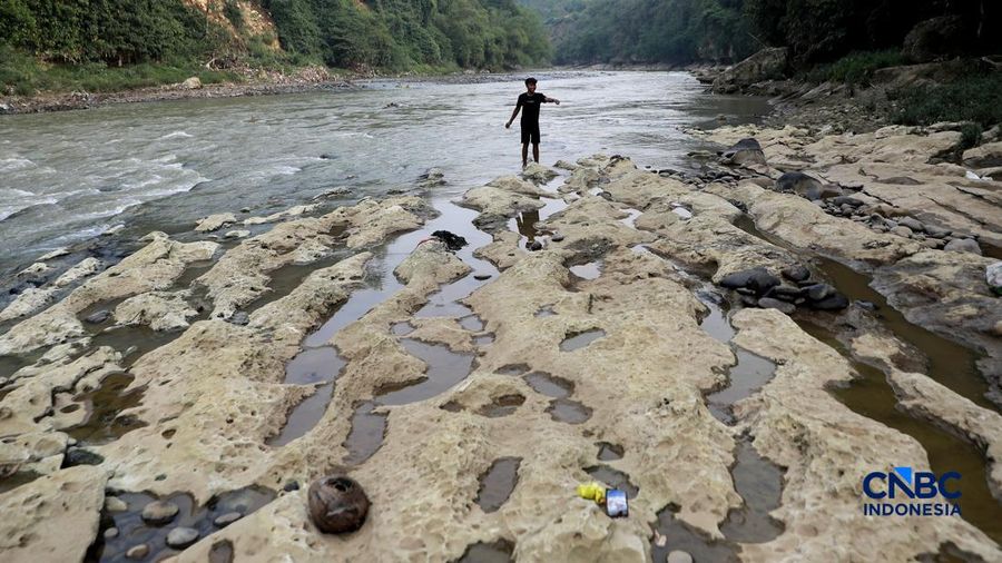 Musim kemarau mulai berdampak pada menyusutnya debit Sungai Cisadane yang melintasi Desa Kampung Sawah, Kecamatan Rumpin, Kabupaten Bogor, Jawa Barat, Senin (20/7/2026). (CNBC Indonesia/Muhammad Sabki)