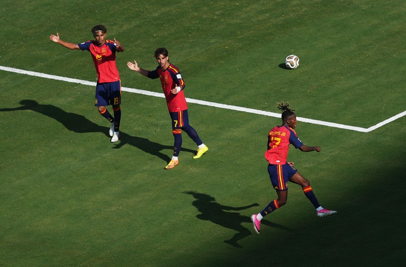 Rodri mengangkat trofi Piala Dunia FIFA 2026 bersama rekan-rekan setimnya usai membawa Spanyol menjadi juara dunia setelah mengalahkan Argentina di New York/New Jersey Stadium, East Rutherford, New Jersey, Amerika Serikat, Minggu (19/7/2026). (REUTERS/Kai Pfaffenbach)