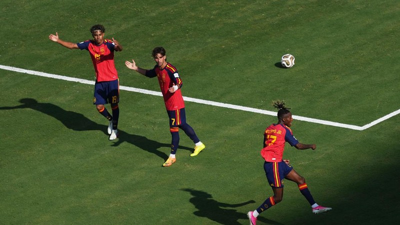 Nico Williams merayakan gol Spanyol bersama Lamine Yamal dan Ferran Torres, sebelum gol tersebut dianulir, dalam pertandingan final Piala Dunia FIFA 2026 melawan Argentina di New York/New Jersey Stadium, East Rutherford, New Jersey, Amerika Serikat, Minggu (19/7/2026).