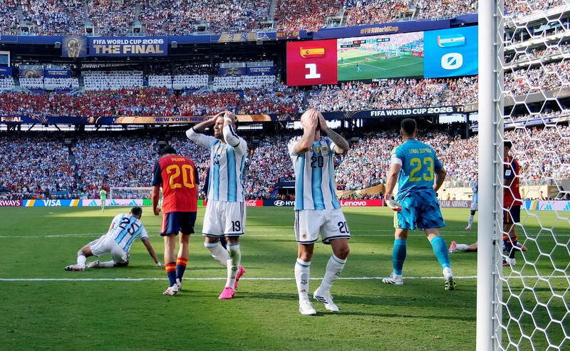 Rodri mengangkat trofi Piala Dunia FIFA 2026 bersama rekan-rekan setimnya usai membawa Spanyol menjadi juara dunia setelah mengalahkan Argentina di New York/New Jersey Stadium, East Rutherford, New Jersey, Amerika Serikat, Minggu (19/7/2026). (REUTERS/Kai Pfaffenbach)