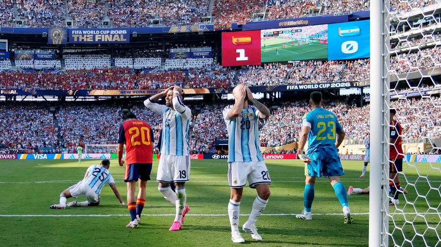 Nicolas Otamendi dan Alexis Mac Allister tampak kecewa setelah Giuliano Simeone gagal memanfaatkan peluang mencetak gol pada laga final Piala Dunia FIFA 2026 antara Argentina dan Spanyol di New York/New Jersey Stadium, East Rutherford, New Jersey, Amerika Serikat, Minggu (19/7/2026).
