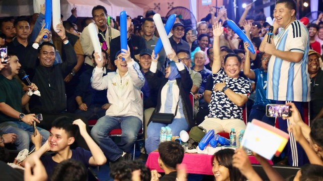 Mendagri Nonton Final Piala Dunia Bareng Warga Menteng Tenggulun