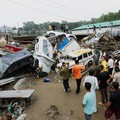 Orang-orang berkumpul di samping kendaraan yang bertumpuk setelah banjir bandang di Rajouri, Kashmir India, 19 Juli 2026. (REUTERS/Stringer)