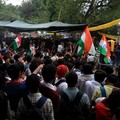 Para demonstran berkumpul di lokasi protes menjelang pawai yang direncanakan oleh pendukung Partai Janta Kecoa India menuju parlemen pada hari pembukaan sesi monsunnya, menuntut pengunduran diri Menteri Pendidikan Dharmendra Pradhan atas kebocoran so