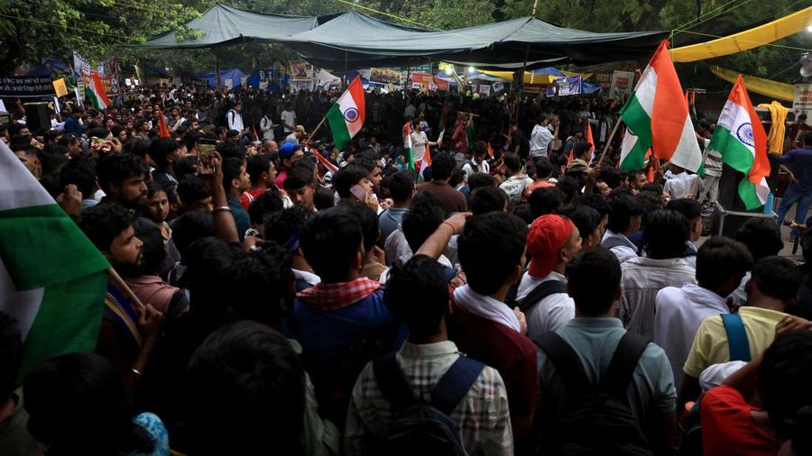 Para demonstran berkumpul di lokasi protes menjelang pawai yang direncanakan oleh pendukung Partai Janta Kecoa India menuju parlemen pada hari pembukaan sesi monsunnya, menuntut pengunduran diri Menteri Pendidikan Dharmendra Pradhan atas kebocoran so