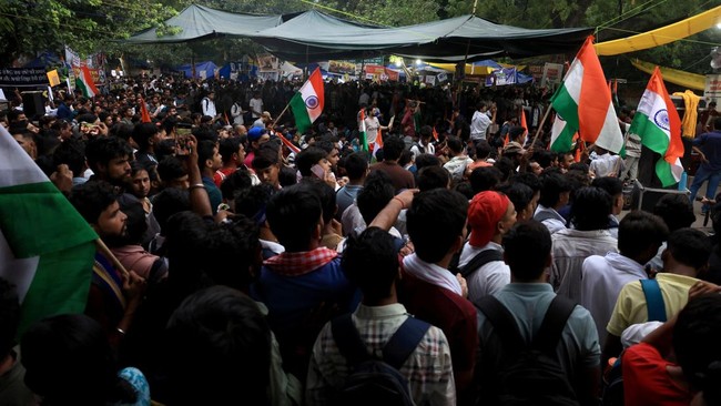 Gerakan Kecoa Turun ke Jalan, Demo Besar-besaran di Depan DPR