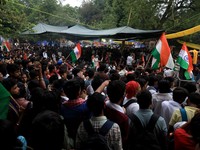 Para demonstran berkumpul di lokasi protes menjelang pawai yang direncanakan oleh pendukung Partai Janta Kecoa India menuju parlemen pada hari pembukaan sesi monsunnya, menuntut pengunduran diri Menteri Pendidikan Dharmendra Pradhan atas kebocoran so