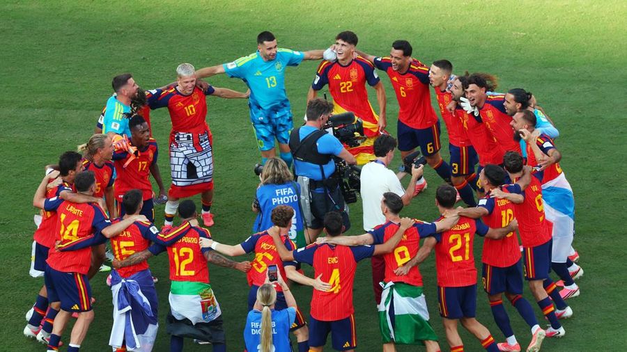 Para pemain Spanyol merayakan keberhasilan menjuarai Piala Dunia FIFA 2026 usai mengalahkan Argentina pada laga final di New York/New Jersey Stadium, East Rutherford, New Jersey, Amerika Serikat, Minggu (19/7/2026). (REUTERS/Mike Segar)