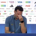 Pelatih Argentina, Lionel Scaloni yang berlinang air mata memuji Lionel Messi sebagai pemain terhebat dalam sejarah sepak bola dalam Konferensi Pers, Minggu (19 Juli). (Tangkapan layar Video Reuters/FIFA)