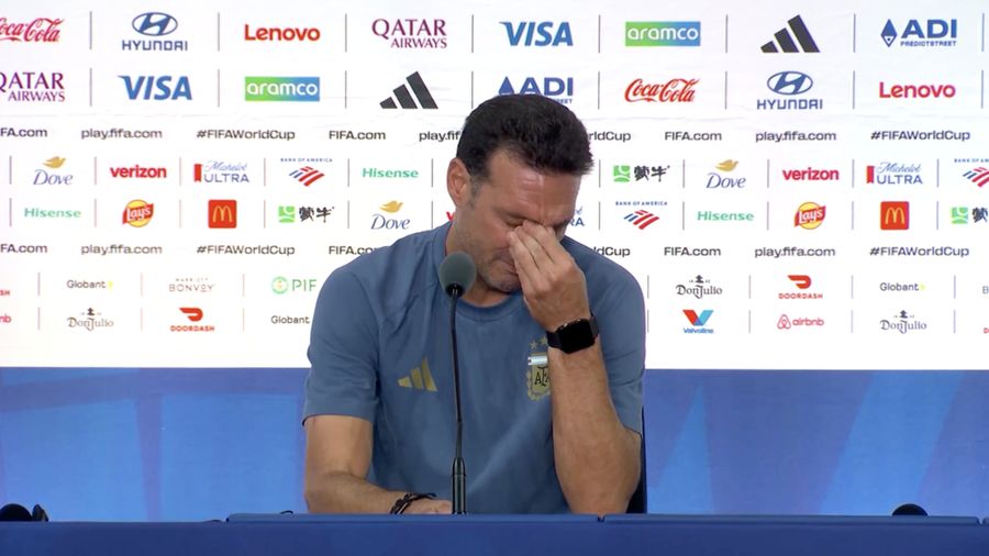 Pelatih Argentina, Lionel Scaloni yang berlinang air mata memuji Lionel Messi sebagai pemain terhebat dalam sejarah sepak bola dalam Konferensi Pers, Minggu (19 Juli). (Tangkapan layar Video Reuters/FIFA)