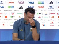 Pelatih Argentina, Lionel Scaloni yang berlinang air mata memuji Lionel Messi sebagai pemain terhebat dalam sejarah sepak bola dalam Konferensi Pers, Minggu (19 Juli). (Tangkapan layar Video Reuters/FIFA)