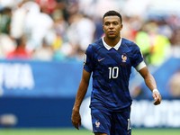 Penyerang Prancis Kylian Mbappe berjalan menuju ruang ganti saat turun minum dalam laga perebutan tempat ketiga Piala Dunia FIFA 2026 melawan Inggris di Miami Stadium, Miami Gardens, Florida, Amerika Serikat, Sabtu (18/7/2026). (REUTERS/Carlos Barria
