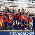 Presiden Amerika Serikat Donald Trump dan Presiden FIFA Gianni Infantino menyerahkan trofi Piala Dunia FIFA kepada Timnas Spanyol usai kemenangan mereka pada final Piala Dunia 2026 di New York/New Jersey Stadium, East Rutherford, New Jersey, Amerika