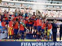 Presiden Amerika Serikat Donald Trump dan Presiden FIFA Gianni Infantino menyerahkan trofi Piala Dunia FIFA kepada Timnas Spanyol usai kemenangan mereka pada final Piala Dunia 2026 di New York/New Jersey Stadium, East Rutherford, New Jersey, Amerika