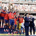 Presiden AS Donald Trump dan Presiden FIFA Gianni Infantino bertepuk tangan setelah menyerahkan trofi Piala Dunia FIFA kepada Spanyol setelah kemenangannya di final Piala Dunia 2026 di Stadion New York New Jersey di East Rutherford, New Jersey, AS, 1