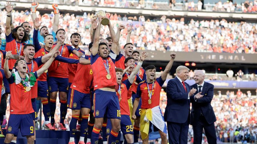 Presiden AS Donald Trump dan Presiden FIFA Gianni Infantino bertepuk tangan setelah menyerahkan trofi Piala Dunia FIFA kepada Spanyol setelah kemenangannya di final Piala Dunia 2026 di Stadion New York New Jersey di East Rutherford, New Jersey, AS, 1