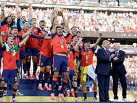 Presiden AS Donald Trump dan Presiden FIFA Gianni Infantino bertepuk tangan setelah menyerahkan trofi Piala Dunia FIFA kepada Spanyol setelah kemenangannya di final Piala Dunia 2026 di Stadion New York New Jersey di East Rutherford, New Jersey, AS, 1