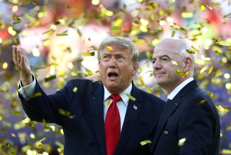 Presiden FIFA Gianni Infantino dan Presiden AS Donald Trump bersama trofi Piala Dunia FIFA saat seremoni penyerahan penghargaan usai final Piala Dunia 2026 antara Spanyol dan Argentina di New York/New Jersey Stadium, East Rutherford, New Jersey, Amerika Serikat, Minggu (19/7/2026). (REUTERS/Kai Pfaffenbach)