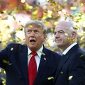 Presiden AS Donald Trump dan Presiden FIFA Gianni Infantino menghadiri seremoni penyerahan trofi setelah laga final Piala Dunia FIFA 2026 antara Spanyol dan Argentina di New York/New Jersey Stadium, East Rutherford, New Jersey, Amerika Serikat, Mingg