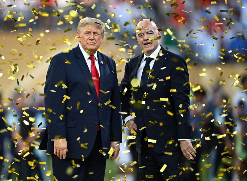 Presiden FIFA Gianni Infantino dan Presiden AS Donald Trump bersama trofi Piala Dunia FIFA saat seremoni penyerahan penghargaan usai final Piala Dunia 2026 antara Spanyol dan Argentina di New York/New Jersey Stadium, East Rutherford, New Jersey, Amerika Serikat, Minggu (19/7/2026). (REUTERS/Kai Pfaffenbach)
