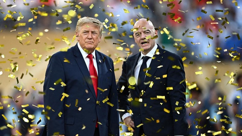 Presiden AS Donald Trump dan Presiden FIFA Gianni Infantino menghadiri seremoni penyerahan trofi usai laga final Piala Dunia FIFA 2026 antara Spanyol dan Argentina di New York/New Jersey Stadium, East Rutherford, New Jersey, Amerika Serikat, Minggu (19/7/2026).