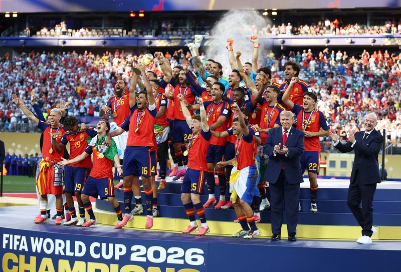 Presiden FIFA Gianni Infantino dan Presiden AS Donald Trump bersama trofi Piala Dunia FIFA saat seremoni penyerahan penghargaan usai final Piala Dunia 2026 antara Spanyol dan Argentina di New York/New Jersey Stadium, East Rutherford, New Jersey, Amerika Serikat, Minggu (19/7/2026). (REUTERS/Kai Pfaffenbach)