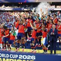 Presiden AS Donald Trump dan Presiden FIFA Gianni Infantino menyaksikan para pemain Spanyol merayakan keberhasilan menjuarai Piala Dunia FIFA 2026 dengan trofi usai laga final melawan Argentina di New York/New Jersey Stadium, East Rutherford, New Jer