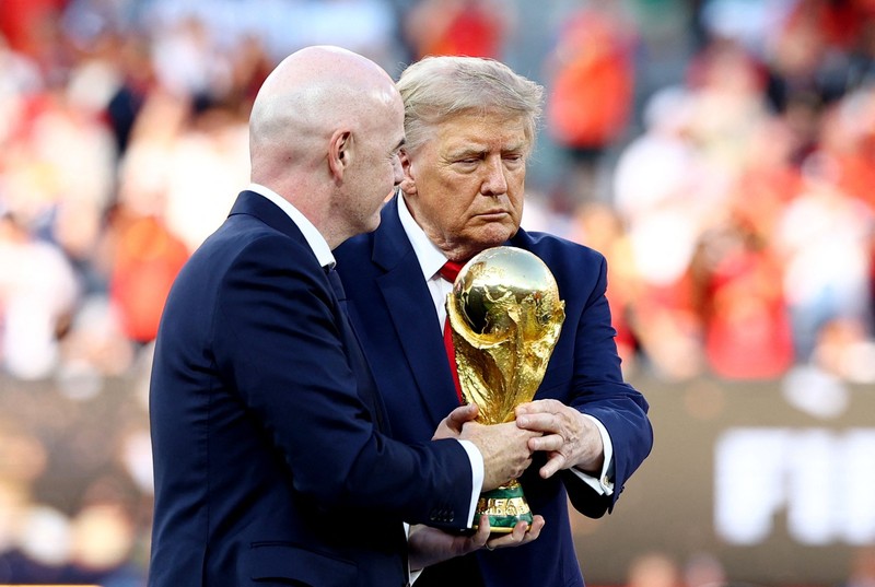 Presiden FIFA Gianni Infantino dan Presiden AS Donald Trump bersama trofi Piala Dunia FIFA saat seremoni penyerahan penghargaan usai final Piala Dunia 2026 antara Spanyol dan Argentina di New York/New Jersey Stadium, East Rutherford, New Jersey, Amerika Serikat, Minggu (19/7/2026). (REUTERS/Kai Pfaffenbach)