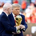 Presiden FIFA Gianni Infantino dan Presiden AS Donald Trump bersama trofi Piala Dunia FIFA saat seremoni penyerahan penghargaan usai final Piala Dunia 2026 antara Spanyol dan Argentina di New York/New Jersey Stadium, East Rutherford, New Jersey, Amer