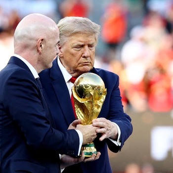 Presiden FIFA Gianni Infantino dan Presiden AS Donald Trump bersama trofi Piala Dunia FIFA saat seremoni penyerahan penghargaan usai final Piala Dunia 2026 antara Spanyol dan Argentina di New York/New Jersey Stadium, East Rutherford, New Jersey, Amer