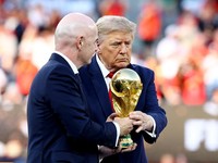 Presiden FIFA Gianni Infantino dan Presiden AS Donald Trump bersama trofi Piala Dunia FIFA saat seremoni penyerahan penghargaan usai final Piala Dunia 2026 antara Spanyol dan Argentina di New York/New Jersey Stadium, East Rutherford, New Jersey, Amer