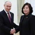 Presiden Rusia Vladimir Putin berjabat tangan dengan Menteri Luar Negeri Korea Utara Choe Son Hui saat pertemuan di Kremlin di Moskow, Rusia, 19 Juli 2026. Sputnik/Alexander Shcherbak/Pool via REUTERS.