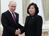 Presiden Rusia Vladimir Putin berjabat tangan dengan Menteri Luar Negeri Korea Utara Choe Son Hui saat pertemuan di Kremlin di Moskow, Rusia, 19 Juli 2026. Sputnik/Alexander Shcherbak/Pool via REUTERS.