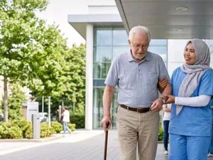 Kisah Rani, Perawat Cirebon Ubah Trauma Jadi Layanan Caregiver