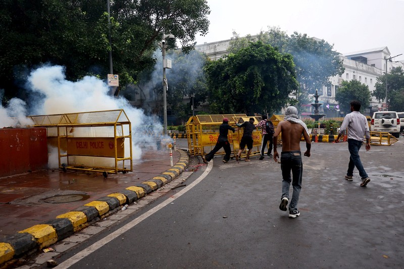 Ricuh pendukung partai kecoa saat demonstrasi menuntut pengunduran diri Menteri Pendidikan Dharmendra Pradhan karena kebocoran kertas ujian, dekat Jantar Mantar, New Delhi, India, Senin (20/7/2026). (REUTERS/Adnan Abidi)