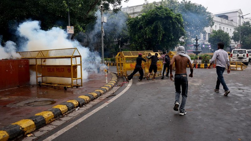 Ricuh pendukung partai kecoa saat demonstrasi menuntut pengunduran diri Menteri Pendidikan Dharmendra Pradhan karena kebocoran kertas ujian, dekat Jantar Mantar, New Delhi, India, Senin (20/7/2026). (REUTERS/Anushree Fadnavis)