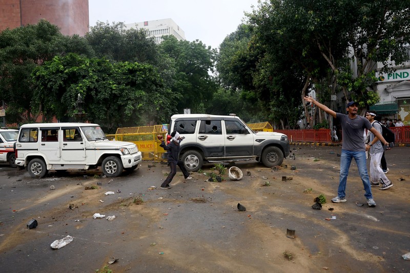 Ricuh pendukung partai kecoa saat demonstrasi menuntut pengunduran diri Menteri Pendidikan Dharmendra Pradhan karena kebocoran kertas ujian, dekat Jantar Mantar, New Delhi, India, Senin (20/7/2026). (REUTERS/Adnan Abidi)