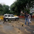Demo Partai Kecoa Ricuh di Tetangga RI, Massa Ngamuk Soal Ujian Bocor