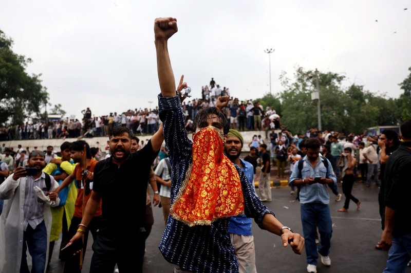 Ricuh pendukung partai kecoa saat demonstrasi menuntut pengunduran diri Menteri Pendidikan Dharmendra Pradhan karena kebocoran kertas ujian, dekat Jantar Mantar, New Delhi, India, Senin (20/7/2026). (REUTERS/Adnan Abidi)