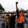 Ricuh pendukung partai kecoa saat demonstrasi menuntut pengunduran diri Menteri Pendidikan Dharmendra Pradhan karena kebocoran kertas ujian, dekat Jantar Mantar, New Delhi, India, Senin (20/7/2026). (REUTERS/Anushree Fadnavis)