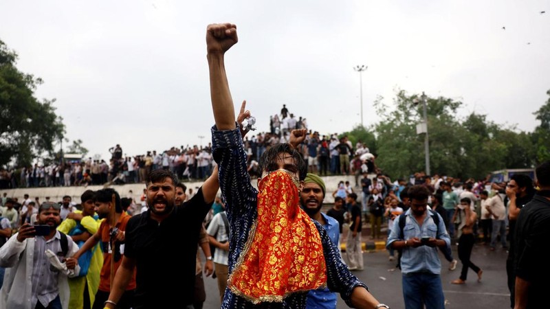 Ricuh pendukung partai kecoa saat demonstrasi menuntut pengunduran diri Menteri Pendidikan Dharmendra Pradhan karena kebocoran kertas ujian, dekat Jantar Mantar, New Delhi, India, Senin (20/7/2026). (REUTERS/Anushree Fadnavis)