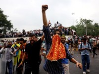 Ricuh pendukung partai kecoa saat demonstrasi menuntut pengunduran diri Menteri Pendidikan Dharmendra Pradhan karena kebocoran kertas ujian, dekat Jantar Mantar, New Delhi, India, Senin (20/7/2026). (REUTERS/Anushree Fadnavis)